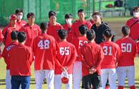 　円陣を組み選手に話をする新井監督（撮影・立川洋一郎）