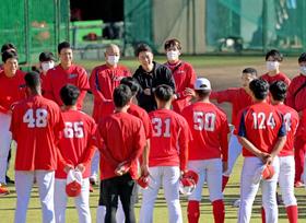 カープ新井監督「みんなで日本一に」　秋季Ｃ合流“新井色”訓示で真っすぐな思い