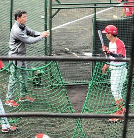 広島　新井貴浩新監督がキャンプで初の直接指導　打撃練習でスイングチェック