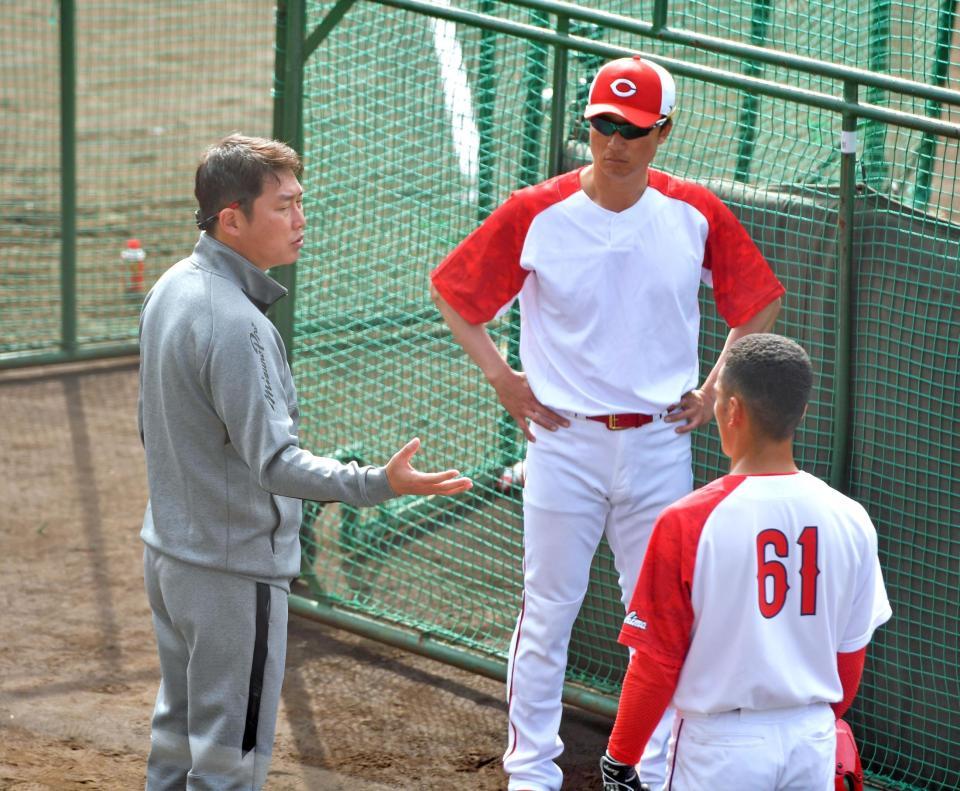 　矢野（６１）に打撃指導する新井監督。中央は新井良太コーチ（撮影・立川洋一郎）