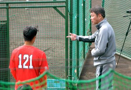 　二俣（左）に打撃のアドバイスをする新井監督（撮影・立川洋一郎）