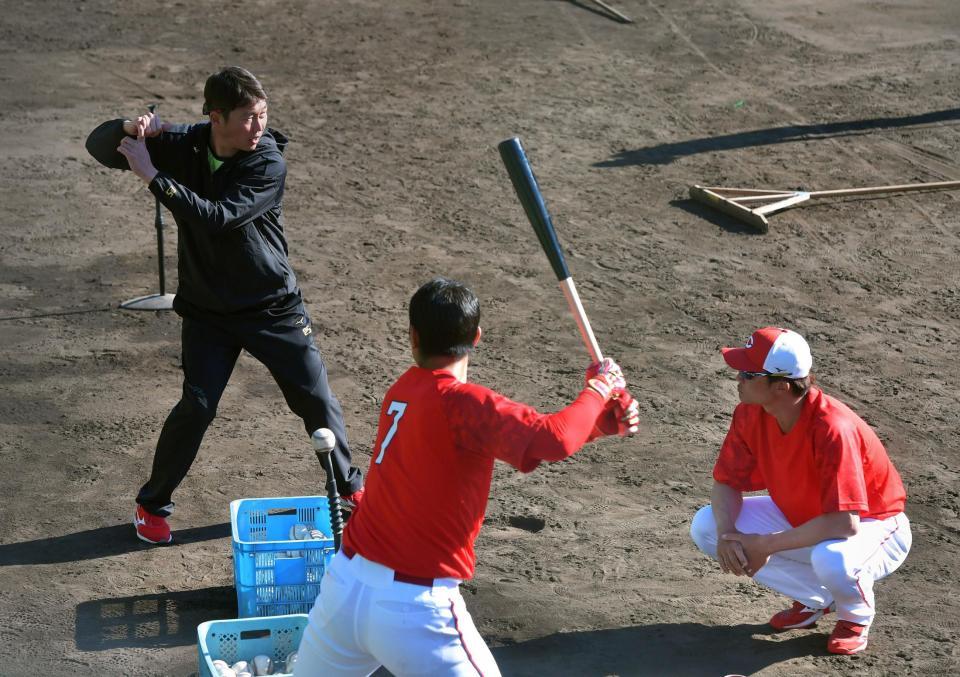 　堂林（中央）に打撃指導する新井監督。右は新井コーチ（撮影・立川洋一郎）