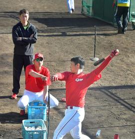 カープ堂林〝新井兄弟塾〟入門　「まずは軸足」助言生かしてレギュラー奪取へ
