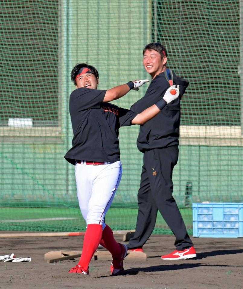 最後にロングティーで打ち込む末包。右は新井監督（撮影・立川洋一郎）
