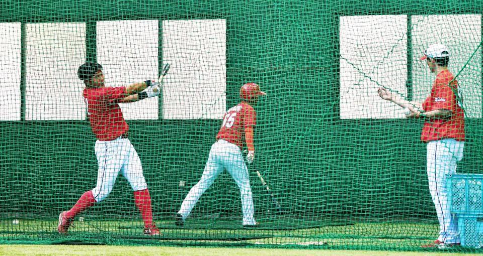 午前中は全体練習から外れ、ブルペン横でトスバッティングを繰り返す末包