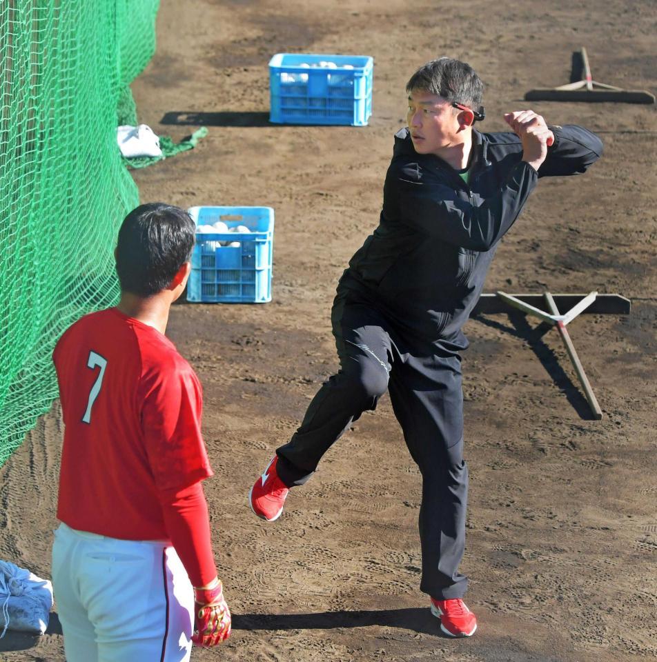堂林（左）に打撃指導する新井監督