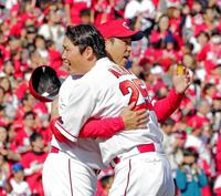 　引退セレモニーの最後に抱き合う黒田（左）と新井