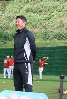 　笑顔でフリー打撃を見つめる新井新監督