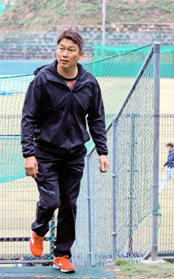 　室内練習場に向かう新井監督