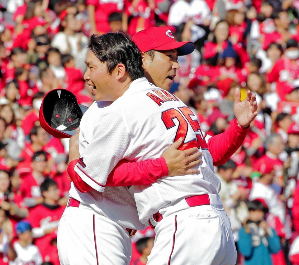 　引退セレモニーの最後に抱き合う黒田（左）と新井
