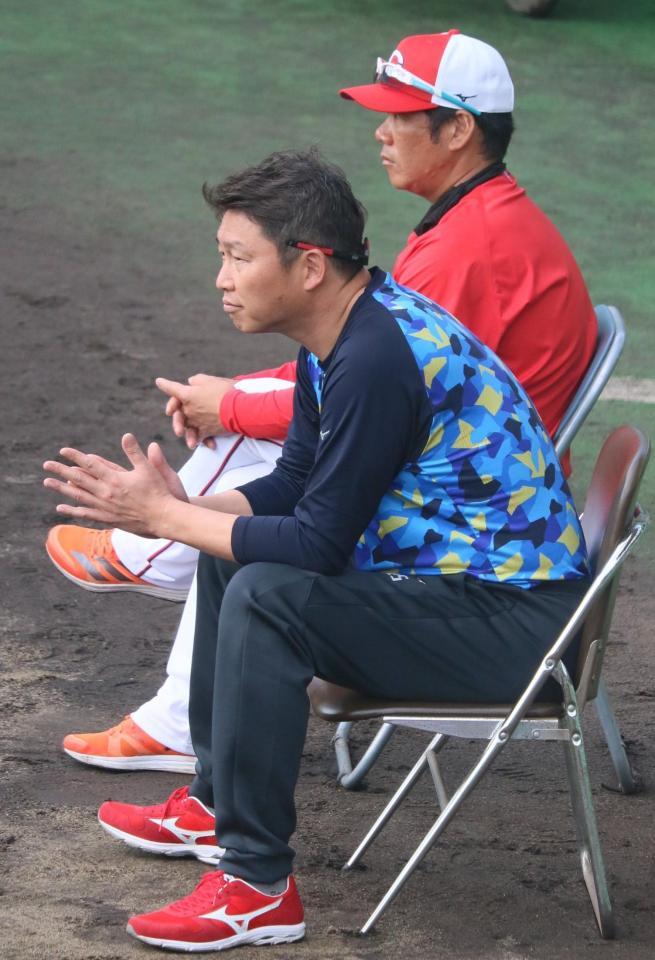 　紅白戦を見つめる新井監督
