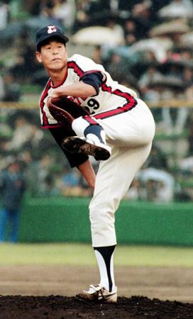 　１９９０年、豪快な投球フォームを見せるロッテ・村田兆治さん