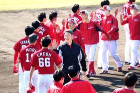 カープ新井新監督　秋季Ｃは「１００点満点」「元気よく、明るく厳しく」イズム浸透