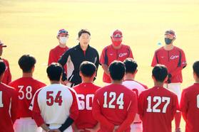広島・新井監督流、全員主将　来季は主将制敷かず新スタイル　「みんなで引っ張って」