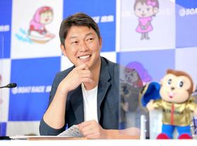 カープ新井新監督　１番打者出てコイ「出塁率も高くて、盗塁もできるのが一番」