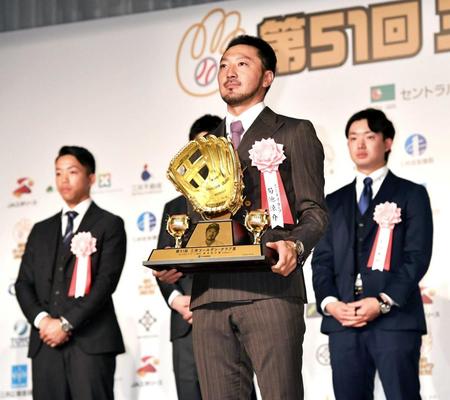 　１０年連続受賞を果たした菊池涼（撮影・西岡正）