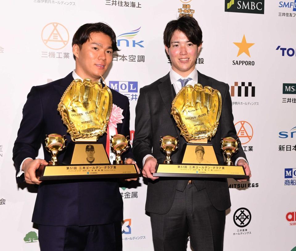 　投手部門で受賞した山本（左）と並んで笑顔を見せる森下（撮影・西岡正）