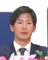 　契約を更改して会見に臨む森浦（撮影・立川洋一郎）