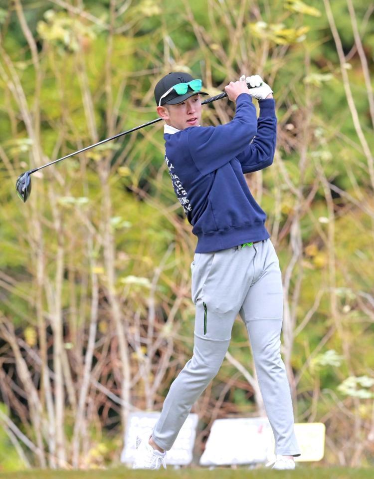 　バッテリー会コンペでティーショットを放つ遠藤（撮影・立川洋一郎）