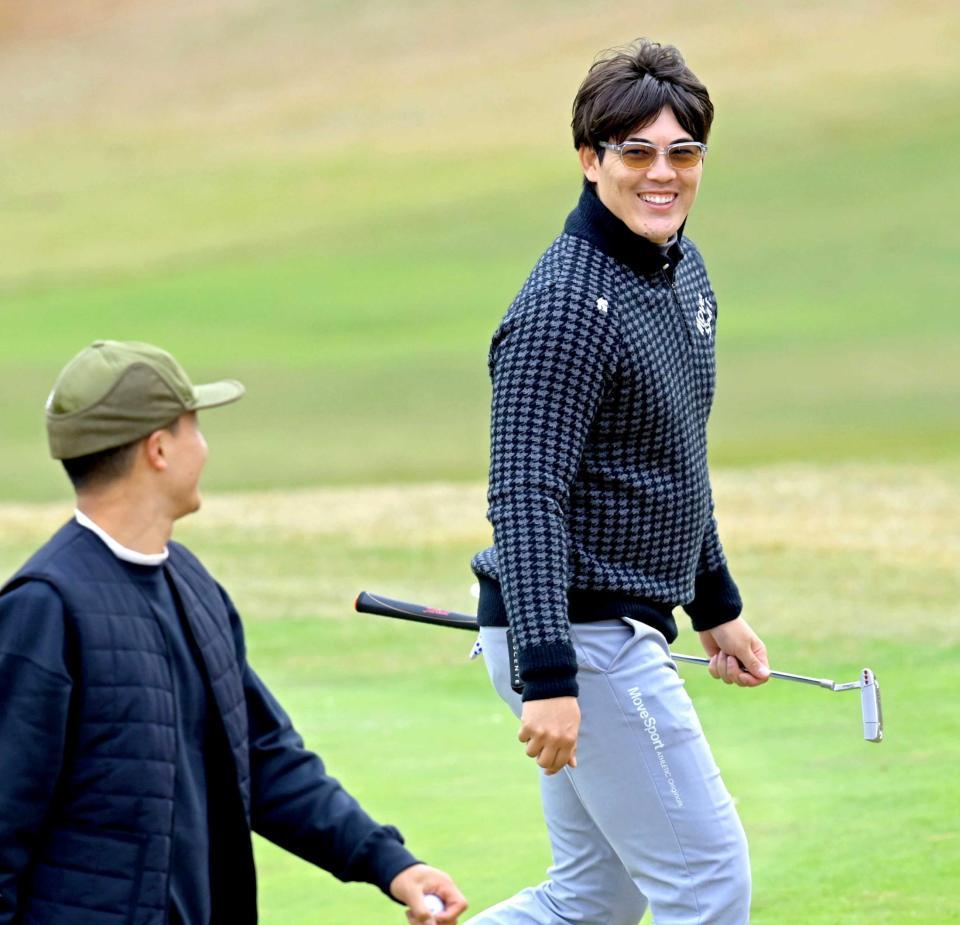 　森（手前）とラウンドを楽しむ九里