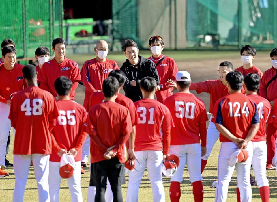 ナインを集めて円陣を組み、矢野の声出しに笑顔を見せる新井監督（１１月１４日、天福球場）