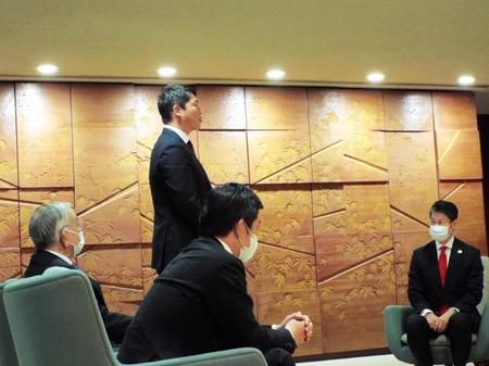 　就任のあいさつをする新井監督（中央）、松田元オーナー（左）、松田一宏常務（手前）、湯崎知事（右）