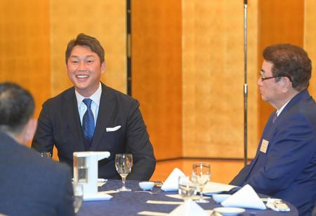 　広島カープＯＢ会懇親会に出席し談笑する新井監督。右は山本浩二氏（撮影・立川洋一郎）