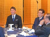 　広島カープＯＢ会懇親会に出席し談笑する新井監督。右は山本浩二氏（撮影・立川洋一郎）