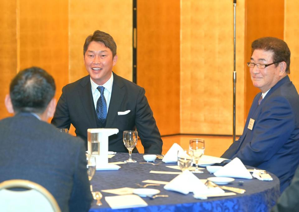　広島カープＯＢ会懇親会に出席し談笑する新井監督。右は山本浩二氏（撮影・立川洋一郎）