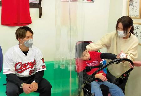 西川（左）とふれ合う福田綾香さん（中央）と美鈴さんの親子