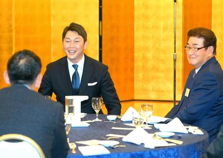 広島カープＯＢ会懇親会に出席し談笑する新井監督。右は山本浩二氏（撮影・立川洋一郎）
