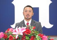 契約更改を終えて会見に臨む菊池涼（撮影・立川洋一郎）