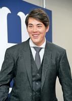 契約更改を終えて取材に応じる九里（撮影・立川洋一郎）