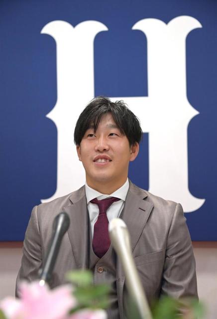 広島・小園海斗「苦しかった」 1900万増の4000万円で更改