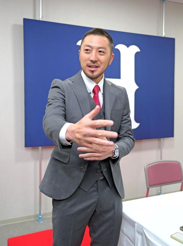 契約更改を終え取材に応じる菊池涼（撮影・立川洋一郎）