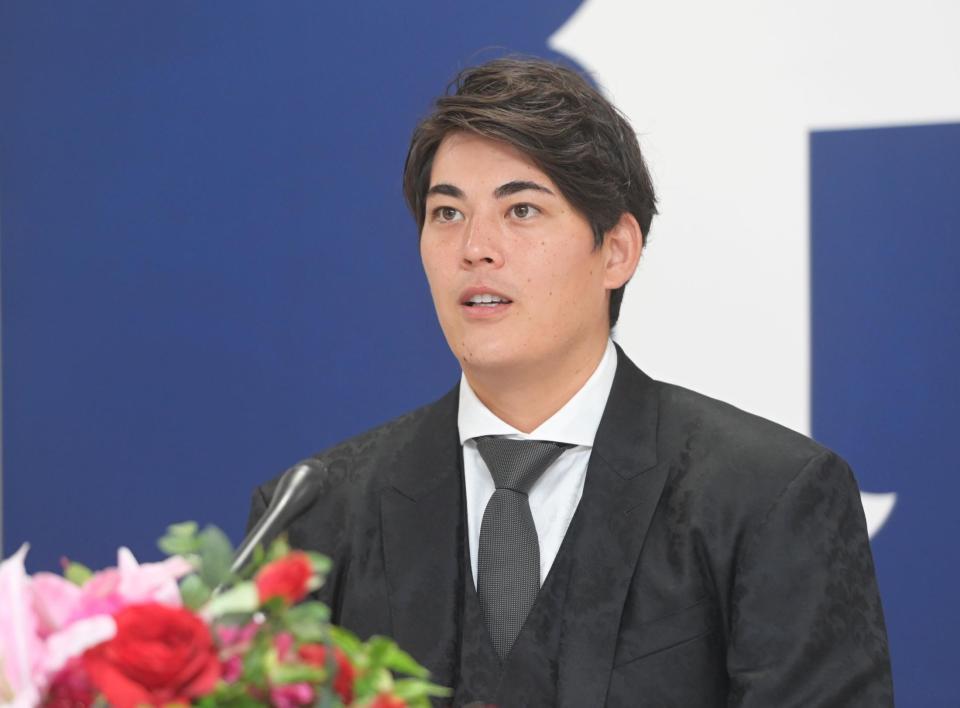 契約を更改し会見に臨む九里（撮影・立川洋一郎）