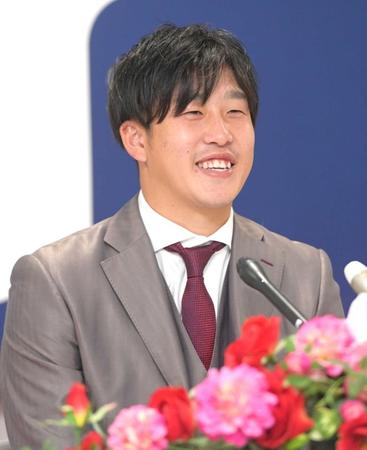 契約更改を終えて会見に臨む小園（撮影・立川洋一郎）