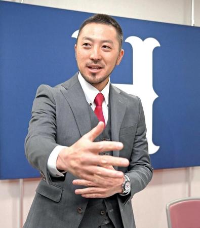 契約更改を終え取材に応じる菊池（撮影・立川洋一郎）