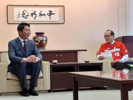 　松井広島市長に就任のあいさつをする新井監督