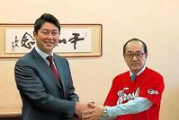 　松井広島市長に就任あいさつを行った新井監督