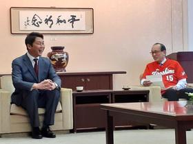 新井貴浩監督が広島市長に就任あいさつ「がむしゃらの精神を忘れず」