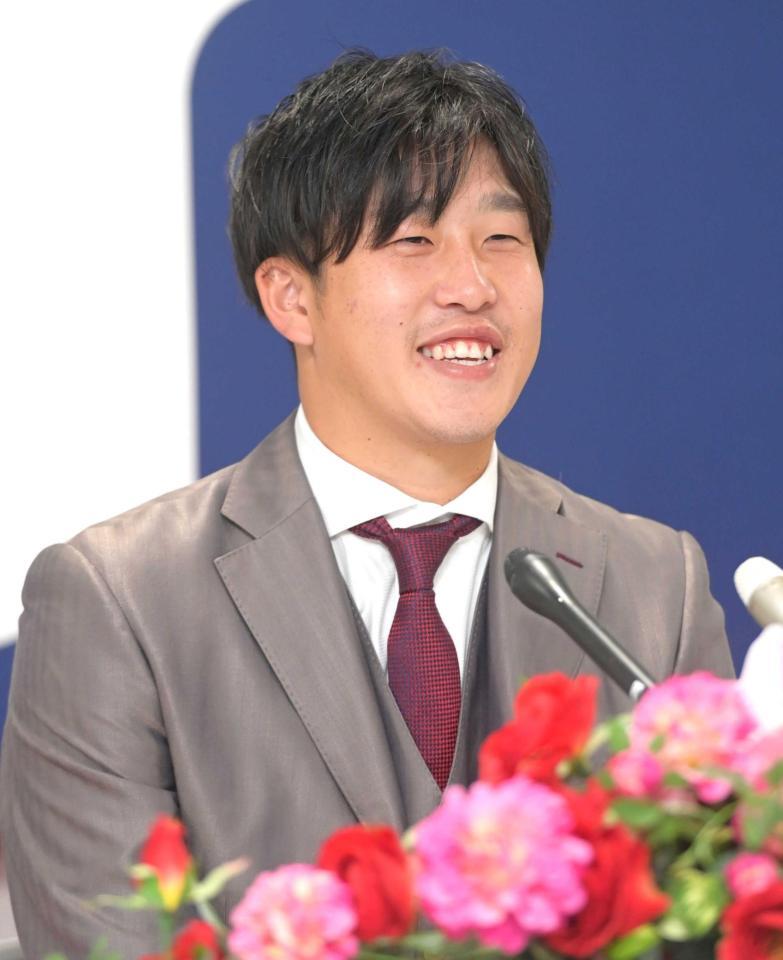 契約更改を終えて会見に臨む小園（撮影・立川洋一郎）