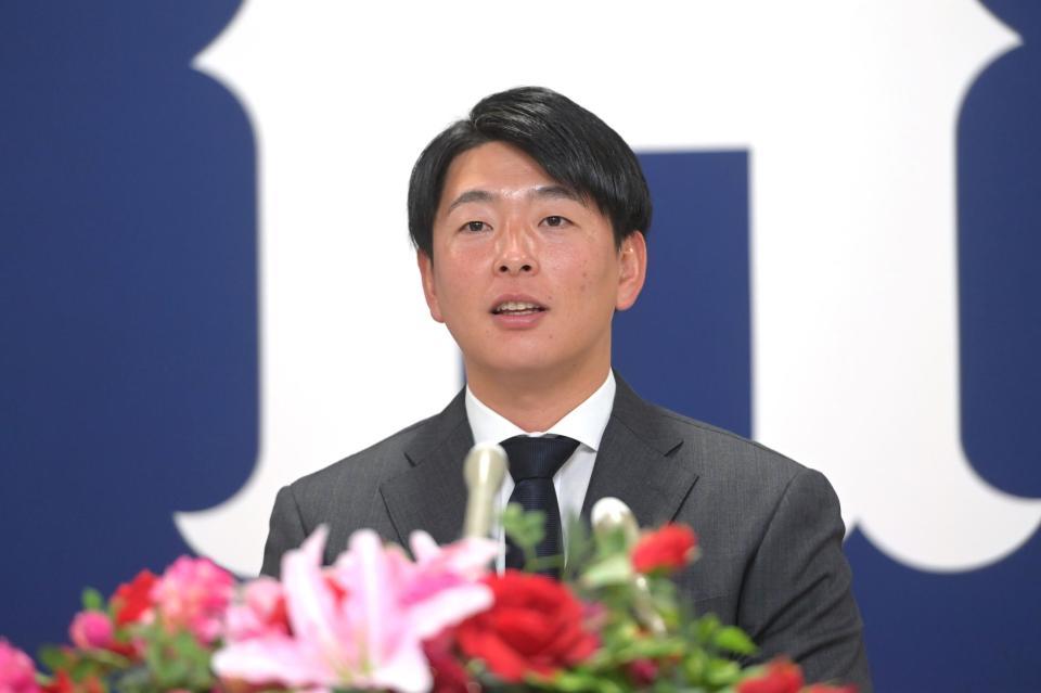 　契約を更改して会見に臨む大瀬良（撮影・立川洋一郎）