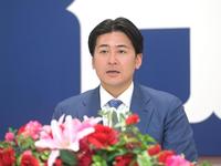 　契約を更改し会見に臨む会沢（撮影・立川洋一郎）