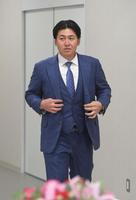 　契約更改を終えて会見の席へ向かう会沢（撮影・立川洋一郎）