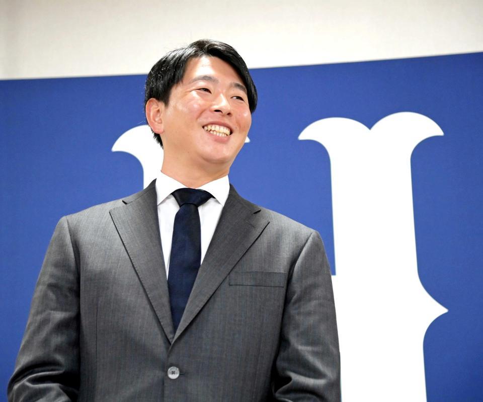 　契約を更改し取材に応じる大瀬良（撮影・立川洋一郎）