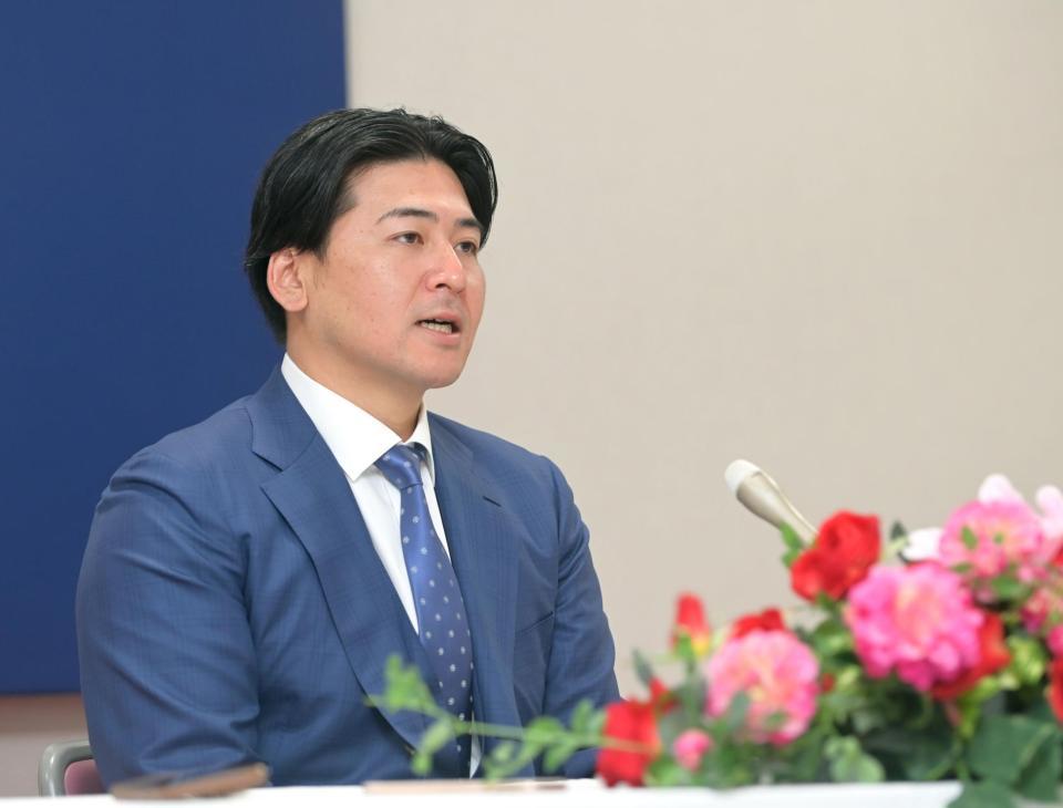 契約を更改し会見に臨む広島・会沢翼＝マツダスタジアム（撮影・立川洋一郎）