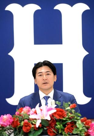 　契約を更改し会見に臨む会沢（撮影・立川洋一郎）