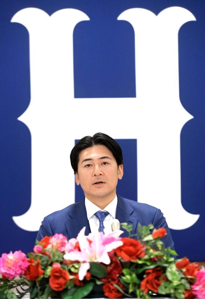 　契約を更改し会見に臨む会沢（撮影・立川洋一郎）