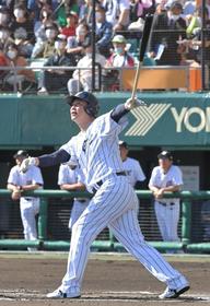 広島・新井監督、先制犠飛でスタンド沸かせる　名球会ベースボールクラシック